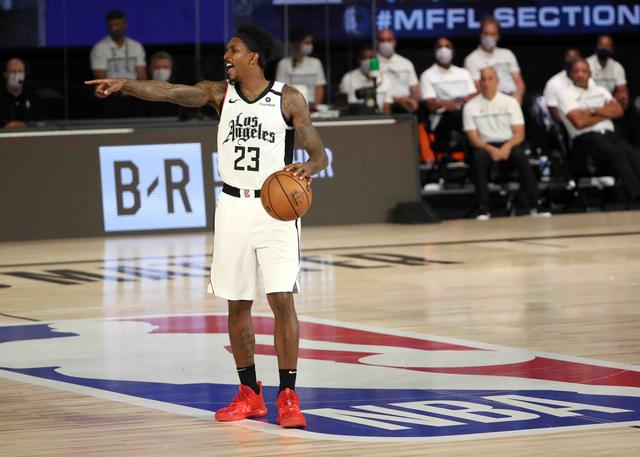 体育冬奥时刻：打卡“倒计时1天” 张家口市民为冬奥会加油